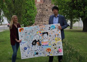 Die Örtliche Teilhabemanagerin Johanna Michelis und der Landrat Patrick Puhlmann präsentieren das fertige Kunstwerk. © Sinah Wiesner Die Örtliche Teilhabemanagerin Johanna Michelis und der Landrat Patrick Puhlmann präsentieren das fertige Kunstwerk. © Sinah Wiesner