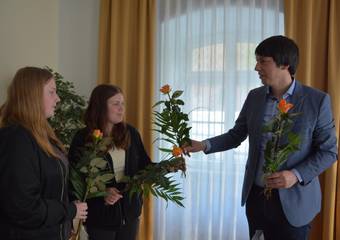 Landrat Patrick Puhlmann bedankt sich bei den Ukraine-Helferinnen. &copy; Karina Hoppe (Volksstimme)