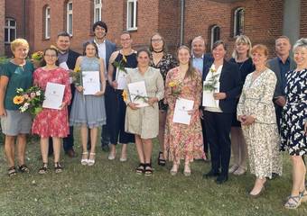 Gruppenfoto mit allen Teilnehmern der Feierstunde &copy; Alessa Stobinski
