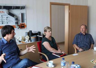 Landrat Patrick Puhlmann, Steffi Friedebold und Aribert Meißner (v.l.) © Sinah Wiesner Landrat Patrick Puhlmann, Steffi Friedebold und Aribert Meißner (v.l.) © Sinah Wiesner