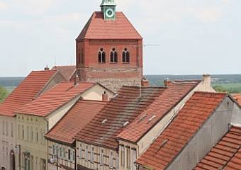 arneburg   strassenzug mit kirche