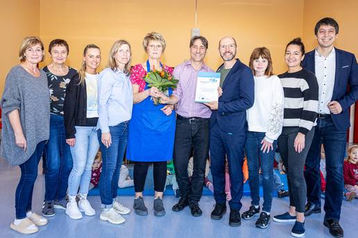 Nicole Pommerenke (von links), Heidrun Taeger, Mandy Friedrich, Beate Achilles, Ines Wrobel, Bernd Mitsch, Heiko Wisny, Bettina Robert, Linda Martin und Patrick Puhlmann freuen sich über das Siegel. © Stefan Rühling pressefoto