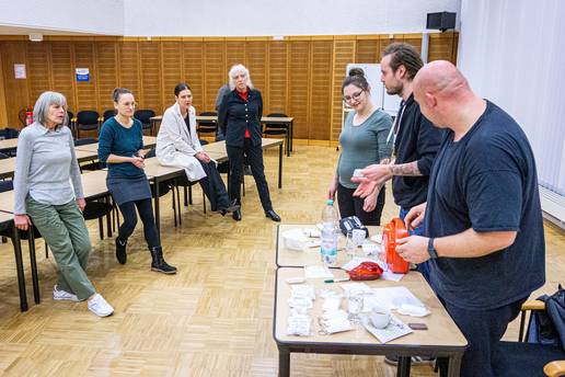 Niels Schulze (von rechts) und Luca Henschen erklären, wie ein Druckverband bei starken Blutungen angelegt wird. © Jakob Wernike pressefoto