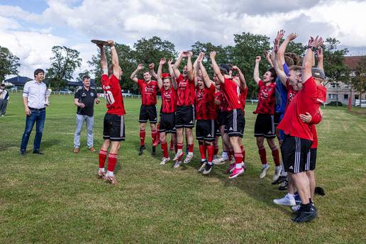 Die Mannschaft des SV Eintracht Lüderitz bejubelt den Gewinn der Kreismeisterschaft. © Stefan Rühling pressefoto