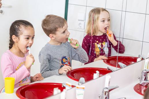 Kinder erlernen beim JZÄD das Zähneputzen. © Stefan Rühling pressefoto