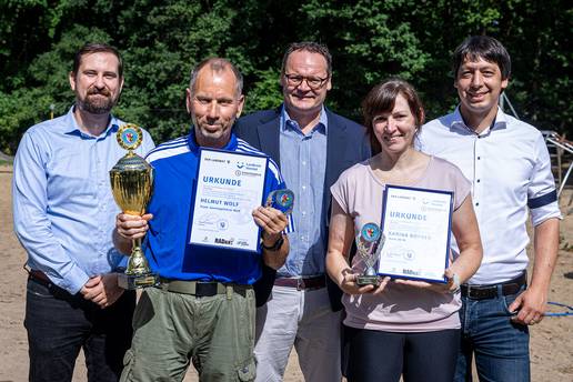 Die Sieger beim Stadtradeln 2026: Helmut Wolf (vorn von links) und Karina Boyken mit Mathias Bölt (hinten von links), Christoph Schaefer und Patrick Puhlmann. © Stefan Rühling pressefoto