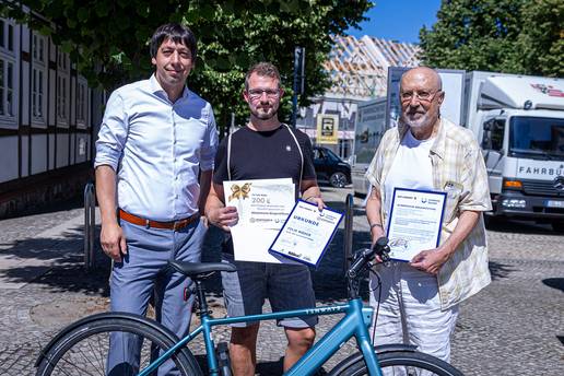 Patrick Puhlmann (links) und Jürgen Lenski (rechts) haben Felix Mäder ausgezeichnet. © Stefan Rühling pressefoto