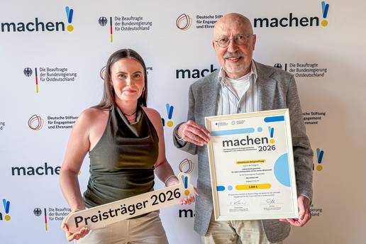 Vanessa Böttcher (links) und Jürgen Lenski freuen sich über die Finanzspritze für das Projekt „Alle drehen mit!“. © privat pressefoto