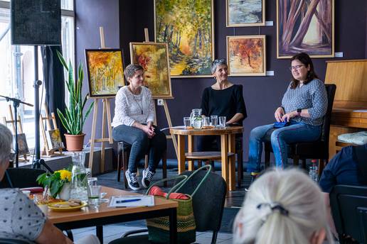 Annemarie Kock (von rechts) liest Punktschrift aus dem Buch „Honig im Kopf“, Elisabeth Seyer und Anja Korth haben jeweils Schwarzschrift gelesen. © Vanessa Böttcher pressefoto