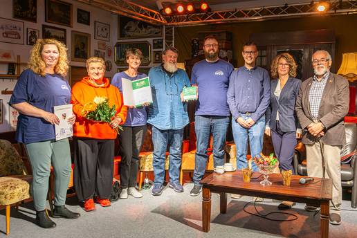 Susanne Hoppe (Zweite von rechts) und Alexander Wittwer (Kinderstärken, Dritter von rechts) haben Urkunde und Plakette an den Verein „Zusammen Ist Man Weniger Allein“ in Arneburg überreicht. © Jakob Wernike pressefoto