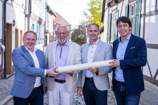 Steve Kanitz (von links), Norbert Lazay und Patrick Puhlmann (von rechts) überreichen den symbolischen Staffelstab an Steffen Schilm. © Stefan Rühling pressefoto