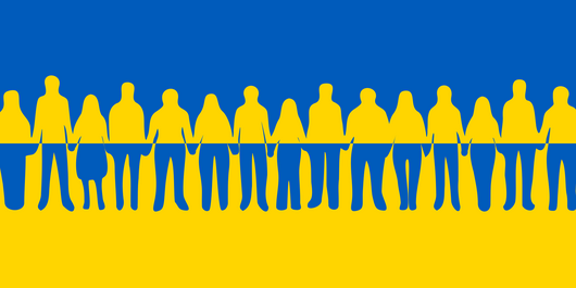 Flagge der Ukraine mit dem Umriss einer Menschenkette