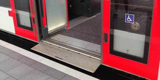 Geöffnete Zugtür mit ausgefahrener Rampe