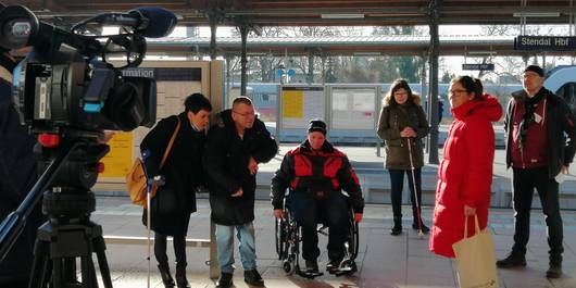 Mitglieder des Inklusionsbeirates des Landkreises Stendal am Stendaler Hauptbahnhof