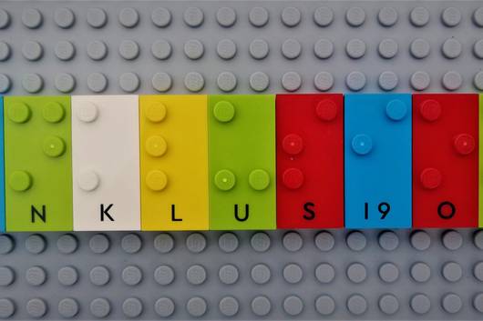 Bunte Legosteine mit Braille-Schrift
