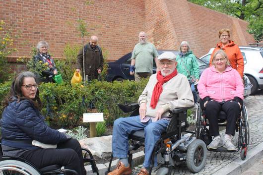 Die Interessengruppe &#34;Barrierefreies Tangermünde&#34; vor ihrem Inklusionsbaum in Tangermünde