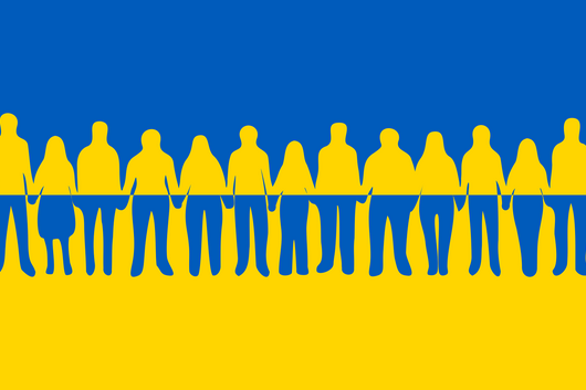 Flagge der Ukraine mit dem Umriss einer Menschenkette