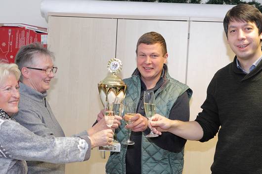 Die Übergabe des Landrats-Pokals war sogleich die feierliche Eröffnung der 27. Tangerlandschau mit Landrat Patrick Puhlmann (von rechts), Sebastian Staffe, Hannelore Freitag und Edith Braun.
