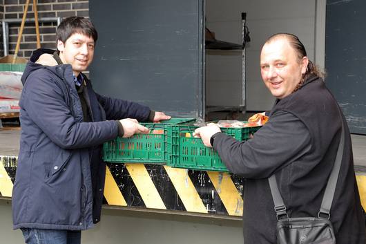 Patrick Puhlmann (von links) und Smike Wegner beim Einsammeln der Lebensmittel.