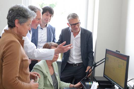 Michael Gross (Zweiter von links) erklärt Lydia Hüskens (links), Patrick Puhlmann (Dritter von links) und Krankenhausdirektor Michael Schmidt das neue Telemedizin-Zentrum.