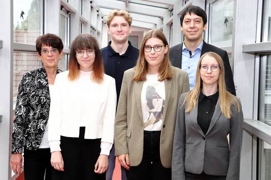 Landrat Patrick Puhlmann (hinten rechts) mit den neuen Auszubildenden Isabella Kruse (vorn, von rechts), Liza Michelle Ammereller, Eric Schulze und Anna Lincke sowie Ines Kurze (Sachbearbeiterin Aus- und Weiterbildung).