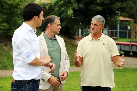 Vereinschef Ulrich Rebling (von rechts) erklärt Steffen Schilm und Patrick Puhlmann die aktuelle Situation seines Vereins.