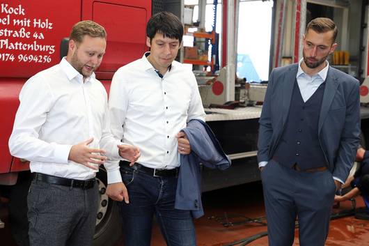 Felix Siebert (von links) erläutert Patrick Puhlmann und Bastian Sieler sein Unternehmen.