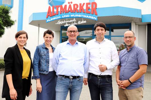 Zusammen mit Wirtschaftsfrörderin Kathrin Fischer (links) besuchte Landrat Patrick Puhlmann (Zweiter von rechts) die Altmärker Fleisch- und Wurstwaren GmbH um Geschäftsführer Jörg Viehmann (Mitte), Buchhaltungsleiterin Michaela Sytwala (Zweite von links) und Martin Sandner (rechts).