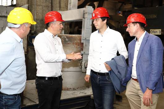 Tangerhüttes Bürgermeister Andreas Brohm (von rechts) und Landrat Patrick Puhlmann zu Gast bei Stefan Maier und Peter Schulz der Firma TechnoGuss.