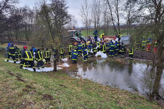 Die Feuerwehrkameraden aus dem Landkreis Stendal im Einsatz.
