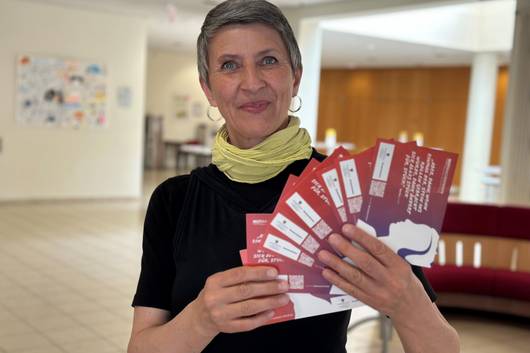 Elisabeth Seyer zeigt die Flyer zur Ausstellung Elisabeth Seyer zeigt die Flyer zur Ausstellung