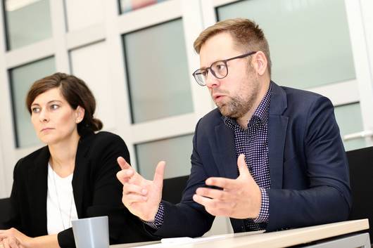Christian Ballerstedt (rechts) führt die Beratung der Investitionsbank Sachsen-Anhalt in Stendal durch. © Stefan Rühling pressefoto