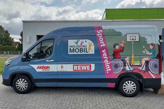 Das Inklusionsmobil steht vor der Juri-Gagarin Sporthalle