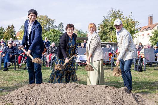 Freuen sich über den ersten Spatenstich für den Ersatzneubau: Patrick Puhlmann (von links), Petra Grimm-Benne, Annegret Schwarz und Andreas Cosmar. © Stefan Rühling pressefoto spatenstich