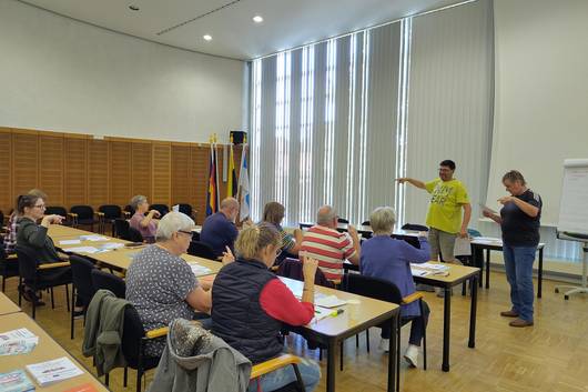 Reiko Lühe und Christiane Klas vom Altmärkischen Gehörlosenverein bringen die Gebärdensprache näher.