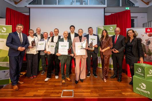 Gruppenbild aller Preisträger mit Jurymitgliedern, Festrednerin Anja Kohl und Minister Sven Schulze. © Zeitgeist Business Marketing pressefoto