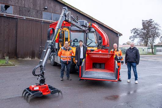 Freuen sich über die neue Technik: Carsten Köppe (Kreisstraßenmeister, von links), Patrick Puhlmann (Landrat), Dirk Behrend (Straßenwärter) und Dirk Siemens (Harald Bruhns GmbH). © Stefan Rühling pressefoto