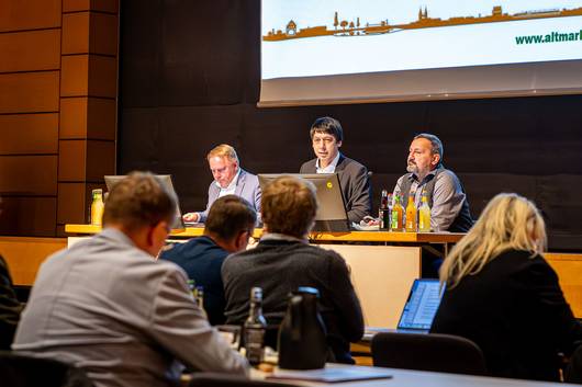 Das Präsidium bei der 101. Regionalversammlung der Regionalen Planungsgemeinschaft Altmark: Steve Kanitz (von links), Patrick Puhlmann und Geschäftsstellenleiter Steffen Kunert. © Stefan Rühling pressefoto