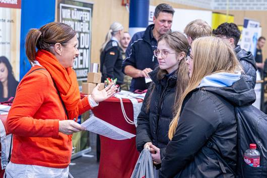 Schüler informieren sich an den verschiedenen Ständen der Unternehmen und Institutionen. © Stefan Rühling pressefoto