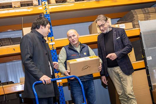 Steffen Düwert (Mitte) stellt Patrick Puhlmann (links) und Matthias Kaschte im Verpackungsraum sein Unternehmen mit Logistikzentrum vor. © Stefan Rühling pressefoto