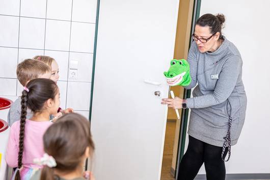 Das Krokodil „Kroki“ übt mit den Kindern das Zähneputzen. © Stefan Rühling pressefoto