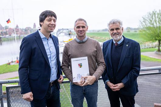 Steffen Schilm (Mitte) freut sich über den Genehmigungsbescheid, den Patrick Puhlmann (links) und Prof. Dr. Armin Willingmann überbracht haben. © Stefan Rühling pressefoto
