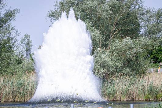 Die Sprengung unter Wasser ergab eine meterhohe Fontäne. pressefoto