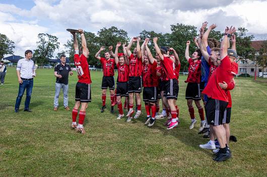 Die Mannschaft des SV Eintracht Lüderitz bejubelt den Gewinn der Kreismeisterschaft. © Stefan Rühling pressefoto