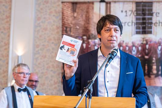 Patrick Puhlmann überbringt seine Glückwünsche und präsentiert den Flyer zum Heimatlieder-Wettbewerb des Landkreises Stendal. © Stefan Rühling pressefoto