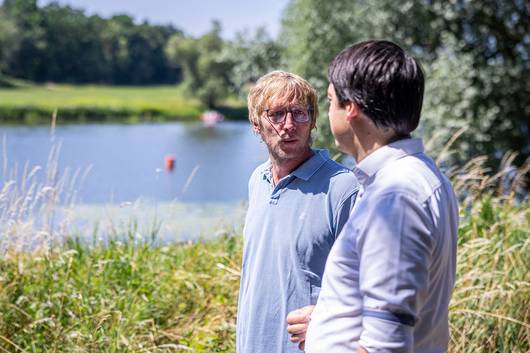 Sebastian Heldt (links) zeigt dem Landrat seinen Campingplatz auf der Spülinsel inmitten der Havel. © Stefan Rühling pressefoto