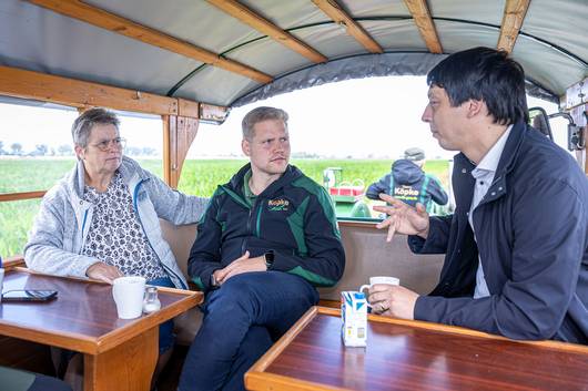 Auf dem Kremser im Austausch; Kerstin Ramminger (Geschäftsführerin Kreisbauernverband, von links), Jacques Köpke und Patrick Puhlmann. © Stefan Rühling pressefoto