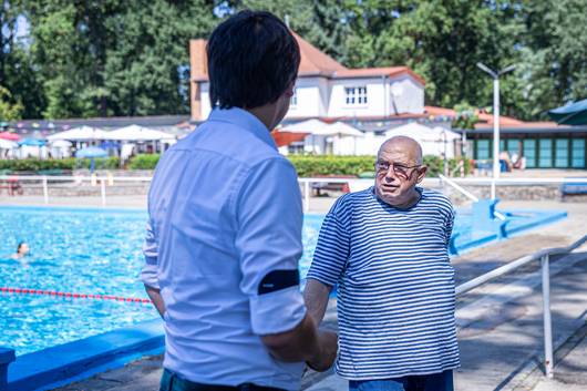 Walter Fiedler (rechts) erklärt dem Landrat das nächste Vorhaben: ein Sprungturm. © Stefan Rühling pressefoto
