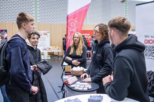 In Tangermünde bietet der Landkreis die Möglichkeit, dass Schüler mit Unternehmen und Institutionen ins Gespräch kommen. © Stefan Rühling pressefoto